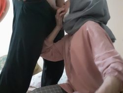 Aku tak kuasa menahan gejolak nafsu melihat belahan dada ibu teman ku